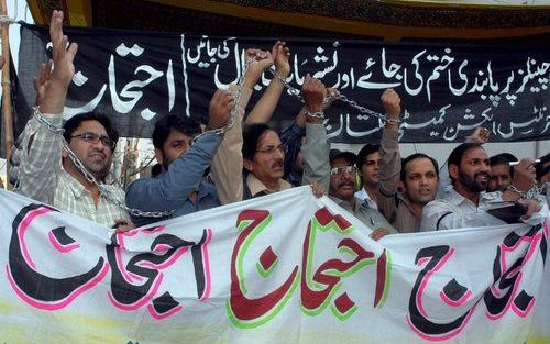 ISLAMABAD - Pakistaanse journalisten hebben zondag gedemonstreerd tegen het sluiten van twee onafhankelijk tv-stations door president Musharaf. Sinds de staat van beleg wordt ook de media grote beperkingen opgelegd. Foto: EPA