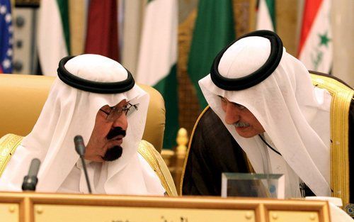 RIYAD – Leden van de OPEC, de Organisatie van Olie Exporterende Landen, waren afgelopen weekeinde in Saudi-Arabie bijeen voor een topconferentie. Iran wil dat olie in plaats van alleen in dollars ook in andere valuta, zoals de euro, kan worden verhandeld.