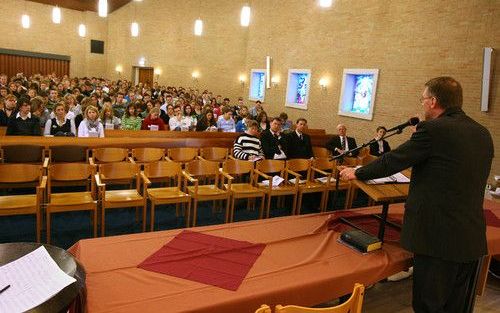 RIJSSEN – Zo’n 220 jongeren woonden zaterdag de tweede landelijke JongerenDagRijssen bij. Ds. J. C. Schuurman, hervormd predikant te Boven Hardinxveld (foto links, achter katheder), verzorgde ’s morgens de hoofdlezing; ’s middags deed ds. M. Klaassen uit 