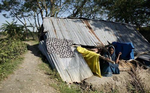 BARGUNA - Duizenden mensen zijn door de cycloon in Bangladesh dakloos geworden. Internationale hulporganisaties hebben samen met het Bengalese leger een grote reddingsoperatie opgezet, maar overlevenden moeten vaak lang wachten voordat hulpgoederen, zoals