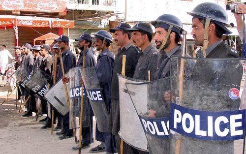 Oproerpolitie verhindert demonstraties in Islamabad. Foto EPA