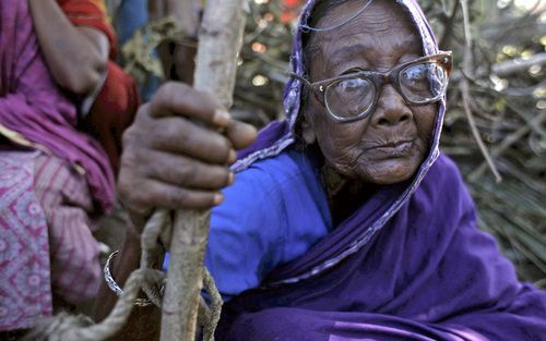 NILGONJ – Een Bengaalse vrouw stond maandag in Nilgonj in de rij voor voedselhulp. Als gevolg van de cycloon is een groot deel van de oogst in Bangladesh weggevaagd. Foto EPA.