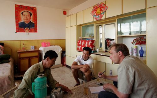 PEKING – Dr. Tjalling Halbertsma nam in Mongolië interviews af bij herders en boeren die restanten van christelijke graven hadden meegenomen. „Om dat het materiaal als sneeuw voor de zon verdwijnt, is het belangrijk om zo veel mogelijk te inventariseren e