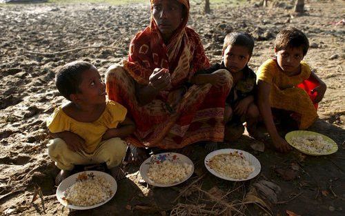 Ontheemden in Bangladesh ontvangen voedsel. Foto EPA