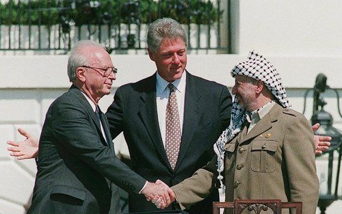 Bill Clinton liet zich graag fotograferen met Yasser Arafat en de Israëlische premier. Zijn inspanningen voor vrede in het Midden Oosten hebben echter niet tot baanbrekende resultaten geleid. Foto EPA