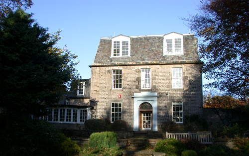 De Banner of Truth, uitgever van tal van werken uit de puriteinse en calvinistische traditie, bestaat 50 jaar. Het kantoor van de uitgeverij is gevestigd in The Grey House, een statige villa in de Schotse hoofdstad Edinburgh. Foto RD