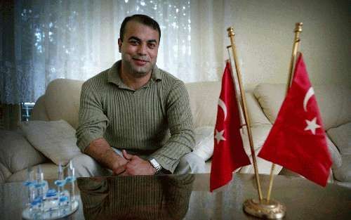 AMERSFOORT - Hasan Solmaz bij de Turkse vlag. „In Nederland zien familieleden elkaar soms jaren niet, zonder dat ze dat erg vinden. Dat is voor een Turk niet te begrijpen.” - Foto RD, HenkVisscher