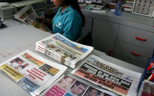 ORANJESTAD - De voorpagina's van de kranten op Aruba berichten over de zaak-Holloway. Foto EPA