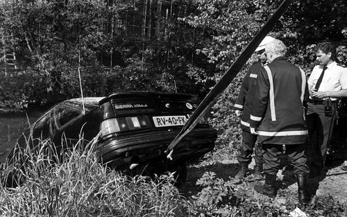 Prins Willem Alexander vliegt in 1988 in Leiden met zijn Ford Sierra uit de bocht en komt terecht in een sloot. Foto ANP