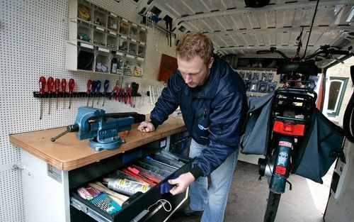 Ruud Sterrenburg van FietsNED repareert mankementen in principe ter plekke. Als tegenprestatie voor de service aan huis vraagt hij 5 euro voorrijkosten. Foto’s RD, Sjaak Verboom