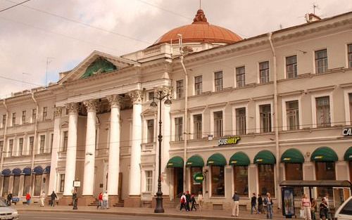 ST. PETERSBURG – Het gebouw van de historische Hollandse hervormde kerk ligt aan de Nevski Prospekt, een van de bekendste boulevards in St. Petersburg. Een overzicht van archieven van buitenlandse kerken in St. Petersburg werd gisteren overhandigd aan de 