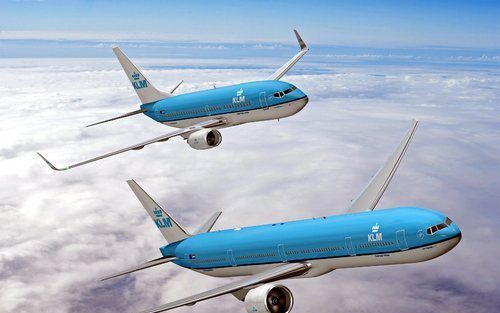 SEATTLE – KLM blijft investeren in nieuwe vliegtuigen. Donderdag maakte de Nederlandse luchtvervoerder nieuwe orders bekend bij zowel het Amerikaanse Boeing als het Europese Airbus ter waarde van in totaal een half miljard euro. Het gaat om twee Boeings 7