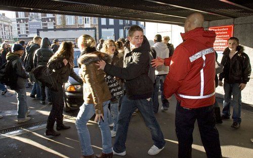 Tientallen leerlingen zijn vrijdag opgepakt toen zij protesteerden tegen het aantal lesuren op middelbare scholen en de gaten in hun lesroosters. In minstens vijftien steden verlieten jongeren hun school en gingen de straat op.