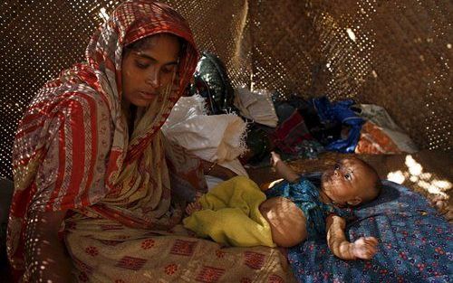 NISHANBARIA – Deze Bengalese vrouw woont al meer dan een week in een provisorisch onderkomen, nadat de cycloon Sidr haar huisje heeft verwoest. Reddingswerkers maken zich grote zorgen over de drinkwatervoorziening voor de vele Bengalen die door het natuur