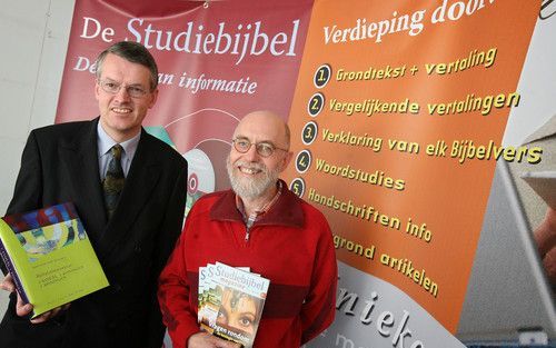 VEENENDAAL – Op een symposium in Veenendaal wordt zaterdag het vierde deel van de Studiebijbel Oude Testament gepresenteerd. „We zien een stuk geestelijke nood”, zegt redactielid drs. G. van den Brink (r.). „Er is zo weinig kennis meer. In dat opzicht is 