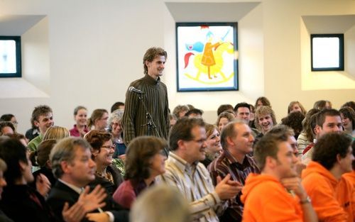 AMERSFOORT – De Christelijke Hogeschool Ede en de Evangelische Hogeschool in Amersfoort organiseerden gisteren het symposium ”Hart voor jongeren”. „Er wordt nogal eens voor jongeren gebeden in een terminologie die hen niet aanspreekt.” Foto RD, Sjaak Verb