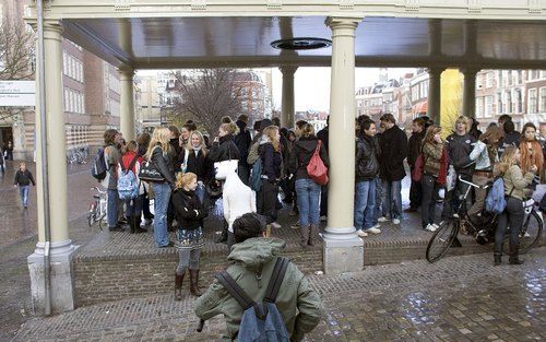 LEIDEN - Vrijdag zijn in minstens tien steden leerlingen de straat opgegaan. Het Landelijk Aktie Komitee Scholieren (LAKS) heeft een plan gemaakt om de problemen rond de onderwijstijd aan te pakken. Dat heeft de scholierenorganisatie zaterdag bekendgemaak