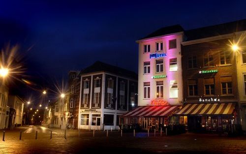 ROERMOND - Een arrestatieteam van de politie bevrijdde zaterdag rond 17.30 uur de ontvoerde vrouw uit een hotel boven eetcafé Het Roerpotje aan het Stationsplein in Roermond. Foto ANP