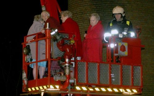 HILVERSUM – Bewoners van een appartementencomplex voor ouderen in Hilversum verlaten via een hoogwerker hun woning. Zaterdag woedde een brand in de parkeergarage van het complex. De bewoners kunnen voorlopig nog niet terugkeren. Foto ANP