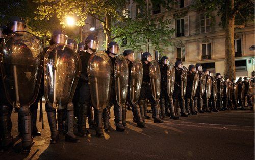 Grote aantallen militaire politietroepen in de voorsteden van Parijs. Foto EPA