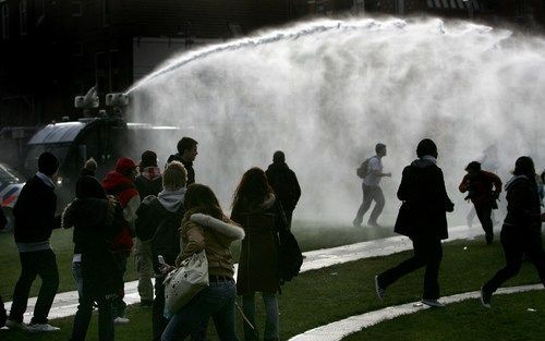 AMSTERDAM - De politie zet het waterkanon in tegen de protesterende scholieren maandagmiddag op het Museumplein in Amsterdam. Foto ANP