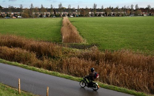 OUD BEIJERLAND – De westkant van Oud Beijerland, met op de achtergrond de Zoomwijck. Het tracé voor de nog aan te leggen A4 zuid loopt langs de woonwijk. De Stichting tot Behoud van de Hoeksche Waard als Polderlandschap, die zich verzet tegen de aanleg va