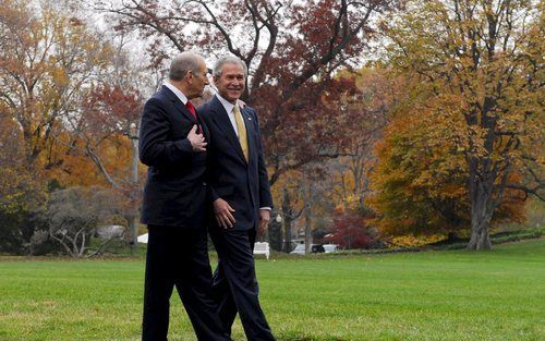 ANNAPOLIS - De Israëlische premier Ehud Olmert wandelt met president George Bush door een tuin van het Witte Huis. Foto ANP.