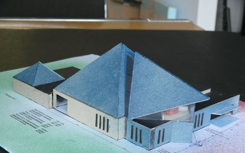 MELISKERKE – Een maquette van het uit te breiden kerkgebouw van de gereformeerde gemeente te Meliskerke.