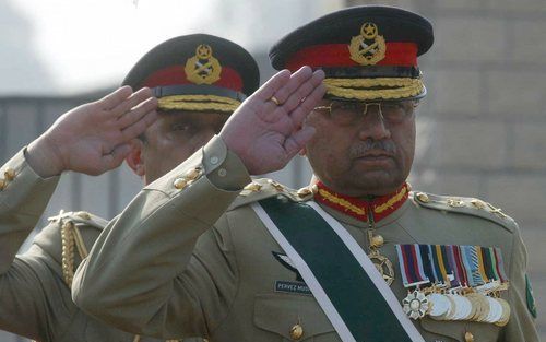 De Pakistaanse president Musharraf legt zijn functie van legerleider neer. Foto EPA