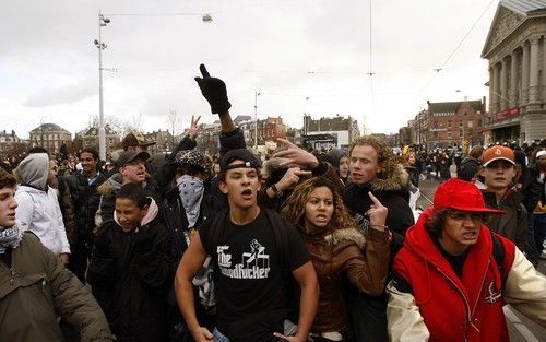 Amsterdamse scholieren protesteren op het museumplein. Foto ANP