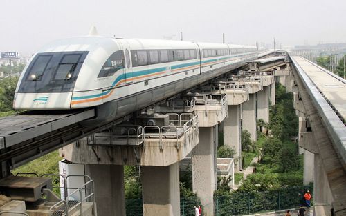 SJANGHAI – De magneetzweeftrein zoals die in gebruik is voor reizigersvervoer tussen de luchthaven en het stadscentrum van Sjanghai. Foto AFP.