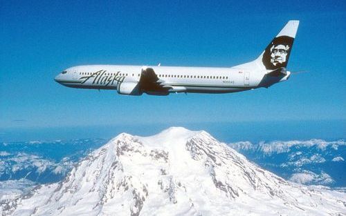 Bruce Kennedy, bestuursvoorzitter van Alaska Airlines, levert bij de maaltijden aan boord altijd een korte Bijbeltekst mee. Daarmee wil hij duidelijk maken dat de mens alleen bij brood niet zal leven. Negentig procent van de reacties daarop is positief. F