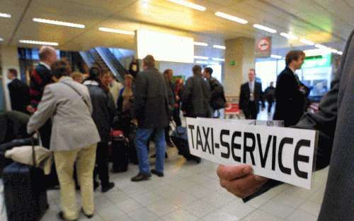 HAARLEM - Sinds het begin van dit jaar heerst er op Schiphol een kleine taxioorlog. De chauffeurs van Schiphol Taxi zien met lede ogen aan hoe zogenoemde ronselaars de klanten voor hun neus wegkapen. Van de rechter mogen de ronselaars doorgaan met hun pra