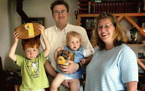 HELLEVOETSLUIS - De Duitsers Georg en Christina Maxein en hun kinderen met Duits brood: „Duitsers bakken veel meer zelf. Hier was het heel moeilijk om aan alle ingrediÃ«nten voor het bakken van brood te komen.” - Foto RD, Sjaak Verboom