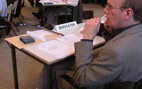 ZUIDHORN - De synode van de Gereformeerde Kerken vrijgemaakt is in Zuidhorn in vergadering bijeen. Rechts op de foto prof. dr. M. te Velde, kerkrechtdeskundige en synodeadviseur. Over de termijn van de ambten zei hij: „Ik wil dit zien in de sfeer van de a