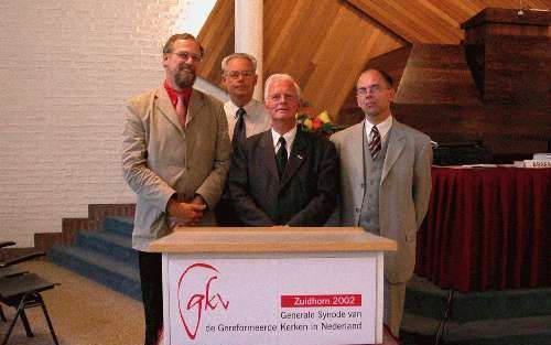 ZUIDHORN - Het moderamen van de synode van Zuidhorn van de Gereformeerde Kerken vrijgemaakt in nieuwe samenstelling. V.l.n.r.: preses dr. E. A. de Boer (Zeist), assessor ouderling A. Joh. Kisjes (Bunschoten), eerste scriba ouderling drs. J. P. de Vries (A