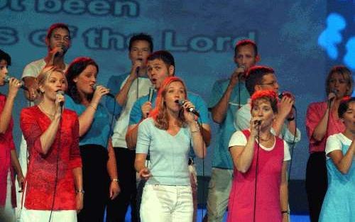 UTRECHT - „En hier is dan het Ronduit Gospel Choir.” Het koor vulde zaterdag een groot deel van het hoofdprogramma van de EO-Gezinsdag in de Utrechtse Jaarbeurs. Verder waren er optredens van ”Mirakel”, de band ”Reland” en Ben Ketting van het tv-programma