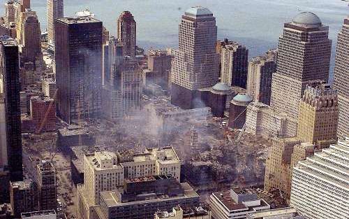 NEW YORK - Een archieffoto van Ground Zero -de plaats waar voorheen de twee torens van het World Trade Center stonden- vijftien dagen na de aanslag van 11 september. De stofwolk is verdwenen, maar de puinhopen smeulen nog. - Foto EPA