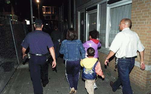 DEN HAAG - De politie, douane en gemeente hebben woendagavond in Den Haag een grootschalige actie gehouden tegen uitbuiting van illegalen in de stad. Het is de eerste grootschalige actie in Den Haag sinds het college van burgemeester en wethouders in febr