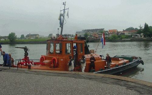 Een oude sleepboot van het Maritiem Buitenmuseum in Rotterdam meert aan bij auberge De Schelvenaer. - Foto TRN, Mirjam Schuiling