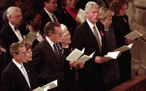 Kort na de aanslagen werd er een speciale kerkdienst gehouden waarbij de Amerikaanse president, George W. Bush, en zijn voorgangers Bill Clinton en George Bush sr. aanwezig waren. - Foto EPA