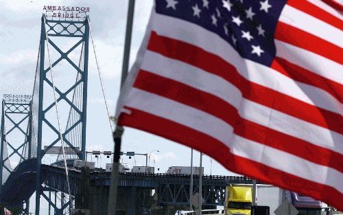 De Ambassadeurbrug die het Amerikaanse Detroit met het Canadese Windsor verbindt. Het is een van de drukste grensovergangen tussen de VS en Canada. - Foto EPA