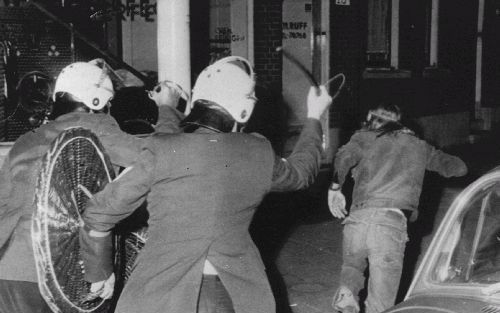 Confrontatie met de mobiele eenheid tijdens rellen in de Rotterdamse Afrikaanderwijk in augustus 1972. - Foto ANP