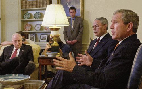 De Amerikaanse president George W. Bush (r.) in zijn Oval Office samen met vice-president Dick Cheney (l.) en minister van Buitenlandse Zaken Colin Powell (2e v.r.). - Foto EPA