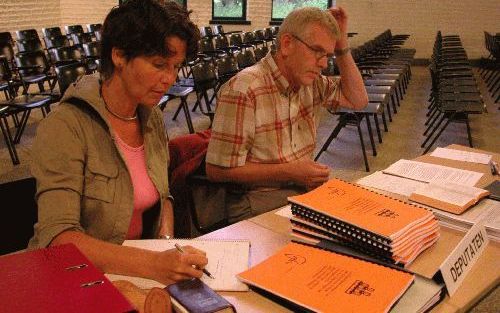 ZUIDHORN - De synode van de Gereformeerde Kerken vrijgemaakt heeft vrijdagavond voor minimaal drie jaar de rem gezet op het zingen van liederen uit het Liedboek. Op de foto: De twee aanwezige deputaten kerkmuziek, A. de Heer-de Jong en H. Kisteman. - Foto