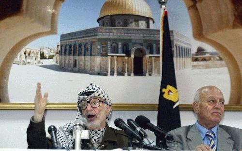 RAMALLAH - Yasser Arafat sprak maandag in Ramallah het Palestijnse parlement toe. De toespraak van de Palestijnse leider bleef steken in gemeenplaatsen en ging niet in op een staakt-het-vuren in het twee jaar durende geweld tussen IsraÃ«l en de Palestijne