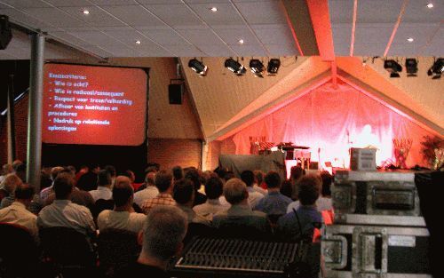 DALFSEN - Enkele tientallen voorgangers en bij jeugdwerk betrokkenen uit de breedte van de kerken en de evangelische beweging wonen een tweedaagse kerk- en jeugdconferentie in Dalfsen bij. De EO Ronduit Club, Willow Creek Nederland en de Evangelische Alli