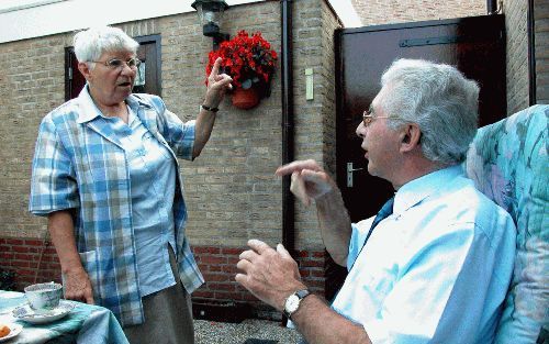 EDE - Ds. T. van ’t Veld, die veertig jaar in het ambt staat, ziet uit naar de colleges die hij straks gaat geven aan de Christelijke Hogeschool Ede (CHE). Hij gaat daar de homiletiek (preekkunde) in dovendiensten doceren. Geurtje Nummerdor (l.) assisteer