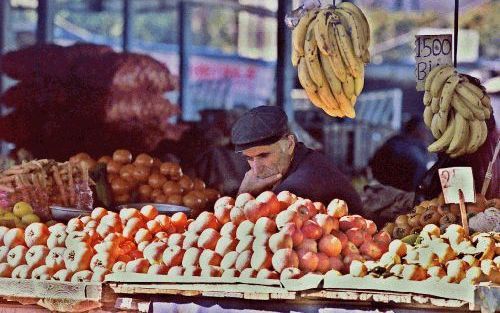 ANKARA - De Turken hebben graag euro’s in de knip, vooral nu de nationale munt -de lira- aan ernstige devaluatie onderhevig is. Betalen met de Europese gemeenschappelijke munt in Turkije is dan ook geen probleem voor toeristen. - Foto EPA