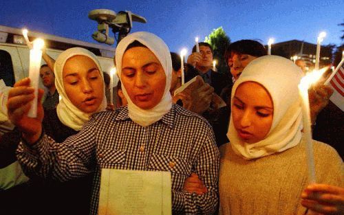 „Het moet hun nagegeven worden dat weinig Amerikanen met een ander geloof zich ertoe over lieten halen wraak te nemen op hun moslimburen. Toch worden Amerikaanse moslims kritischer bekeken dan ooit.” - Foto EPA